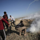 Varios palestinos durante los enfrentamientos de ayer con el Ejército israelí. MOHAMMED SABER