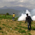 La guardia fronteriza macedonia lanza gases lacrimógenos contra los refugiados que intentaban cruzar la frontera desde Idomeni, este domingo.