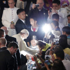 El papa Francisco bendice a una creyente.