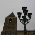 La farola, de 1891, y la torre de la actual iglesia de la plaza de El Salvador