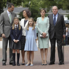 La infanta Sofía, junto a sus padres los Reyes Felipe y Letizia, su hermana, la Princesa Leonor, y sus abuelos, los reyes eméritos Juan Carlos y Sofía, a su llegada hoy a la parroquia de la Asunción de Nuestra Señora.