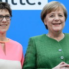 Merkel (derecha) y Kramp-Karrenbauer, en su rueda de prensa conjunta en Berlin, tras la reunión de la ejecutiva de la CDU, el 19 de febrero.