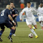 Cristiano Ronaldo, a la derecha, intenta escapar con el balón del defensa brasileño Cris.