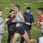 Álex Martínez por delante de Houssame Eddine. MEDIA MARATÓN GIJÓN