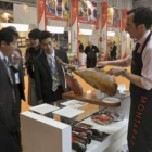 Un puesto de jamón serrano, en la mayor feria de alimentación de Asia, en Japón.