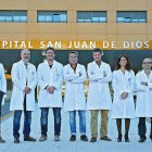 Los doctores Miguel Ángel Alonso, José Manuel Valle, Vicente Simó, Luis Enrique Gamazo, Rubén Álvarez, Marta Ballesteros, Jaime Sánchez y Roberto Riera.