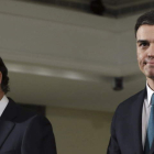 El presidente del Gobierno, Mariano Rajoy, junto al líder del PSOE, Pedro Sánchez.