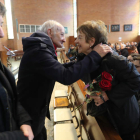 La viuda de Celso López Gavela, María del Carmen Escobar, recibe, rosas en mano, el cariño de José Álvarez de Paz. ANA F. BARREDO