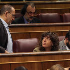 El portavoz del PdeCat, Carles Campuzano, conversa con los diputados de ERC, Teresa Jordá y Gabriel Rufián, durante la sesión de control al Gobierno celebrada hoy en el Congreso.