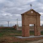 Lugar en que se construirá el velatorio conservando la puerta del viejo cementerio.