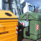 Un camión recoge la basura de uno de los contenedores instalados en el municipio.