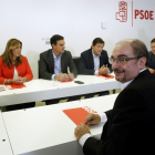 El presidente de Aragón, Javier Lambán (d), asiste a la reunión que el secretario general del PSOE, Pedro Sánchez (2i-fondo), ha mantenido con los presidentes autonómicos socialistas, y el líder del PSC, Miquel Iceta, esta tarde en la sede del partido, en