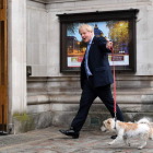 Boris Johnson llega a un colegio electoral con su perro Dilyn, ayer, para votar. ANDY RAIN