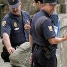 Miembros de la policía revisan bolsas y mochilas en los alrededores de la catedral de Santiago