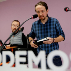 Pablo Iglesias comparece con Pablo Echenique en la sede de Podemos, en Madrid.