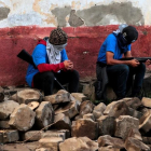 Miembros de las fuerzas gubernamentales sentados sobre lo que queda de las barricadas destruidas en el barrio de Monimbo  /