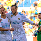Lucas Vázquez celebra con Bale el segundo gol del galés ante Las Palmas. ÁNGEL MEDINA