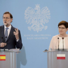 El presidente del Gobierno español, Mariano Rajoy, y la primera ministra polaca, Beata Szydlo, durante una rueda de prensa tras su reunión en el Palacio Belvedere de Varsovia.