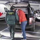 Fotografía facilitada por la Guardia Civil de un registro en la aduana de La Farga de Moles (Lleida).