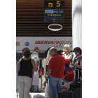 Pasajeros facturan en el mostrador de Good Fly en 2012.