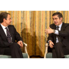El presidente del Gobierno, José Luis Rodríguez Zapatero, conversa con el lendakari durante el encuentro de ayer.