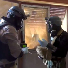 Inspectores de la ONU toman muestras en una vivienda al este de Damasco.
