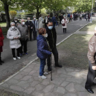 Primera citación de mayores de 80 años para vacunarse en el Hogar del Jubilado situado en el Parque de los Reyes, junto al ambulatorio de José Aguado. RAMIRO