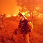 Dos miembros de las brigadas de León, con sus camisetas negras de protesta, en el incendio de Quintana del Castillo