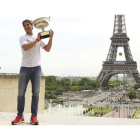 Rafa Nadal posa con su novena ‘Copa de los Mosqueteros’ con la torre Eiffel al fondo.