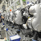 Un operario de Volkswagen examina un motor diésel en la planta de la firma en Salzgitter (Alemania).