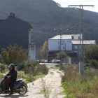 Línea eléctrica que se soterrará en el entorno de la calle Teruel, en Flores del Sil