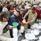 Reparto gratuito de leche de Omaña en León por productores abandonados por las industrias