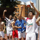 Los integrantes de la plantilla de la Cultural celebran con efusividad el ascenso a Segunda B nada más concluir el partido en el campo de San Gregorio.