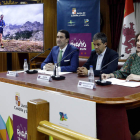 Juan Carlos Suárez-Quiñones, Miguel Heras y Josefa García Cirac, ayer, en Riaño. MARCIANO