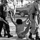 Arresto de un manifestante en una protesta contra la dictadura en 1982, en Buenos Aires