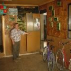 El dueño del bar Séptimo de Laguna de Negrillos indica por dónde accedieron los ladrones al inmueble