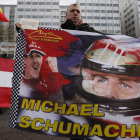 Los aficionados siguen concentrándose en el exterior del hospital apoyando a Schumacher.