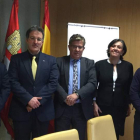 El alcalde y los representantes astorganos, junto a los responsables del área de salud autonómica. dl