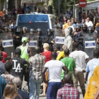 Momentos de tensión en Salou, con senegaleses frente a los antidisturbios, ayer.