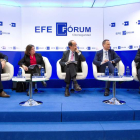 Alberto Hernández, segundo por la derecha, con el resto de los participantes en el foro. JAVIER LIAÑO