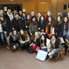 Imagen de familia de parte de los alumnos extranjeros, ayer en el hall de Veterinaria.