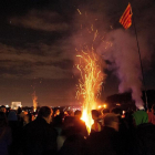 Cientos de personas cortando la AP-7 anoche en Girona.