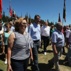 En el centro, Juan Martínez Majo rodeado de pendones en la Romería de la Cruz de Ferro. ANA F. BARREDO