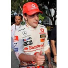 Alonso hace un gesto a sus seguidores en Sepang (Malasia)