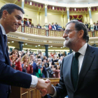 Mariano Rajoy felicita a Pedro Sánchez tras la moción de censura que supuso el desalojo del PP de la Moncloa.