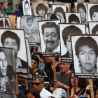 Los manifestantes portaban las fotos de los asesinados. ERNESTO ARIAS