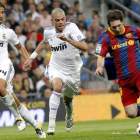 El barcelonista Leo Messi, a la derecha, controla el balón junto a Pepe y Sami Khedira.