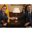 Sánchez y Rajoy, durante la reunión que mantuvieron ayer en el Congreso. MARISCAL
