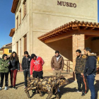 Un grupo visita una de las esculturas de Cosme Paredes. DL