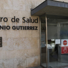 El busto del médico leonés Antonio Gutiérrez fue colocado ayer en el centro de salud. FERNANDO OTERO